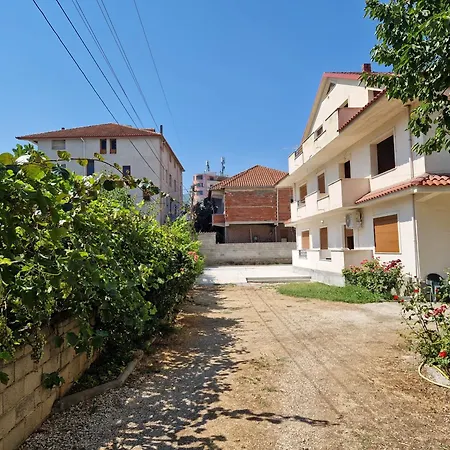 Shtepi Me Qera Tatil Evi